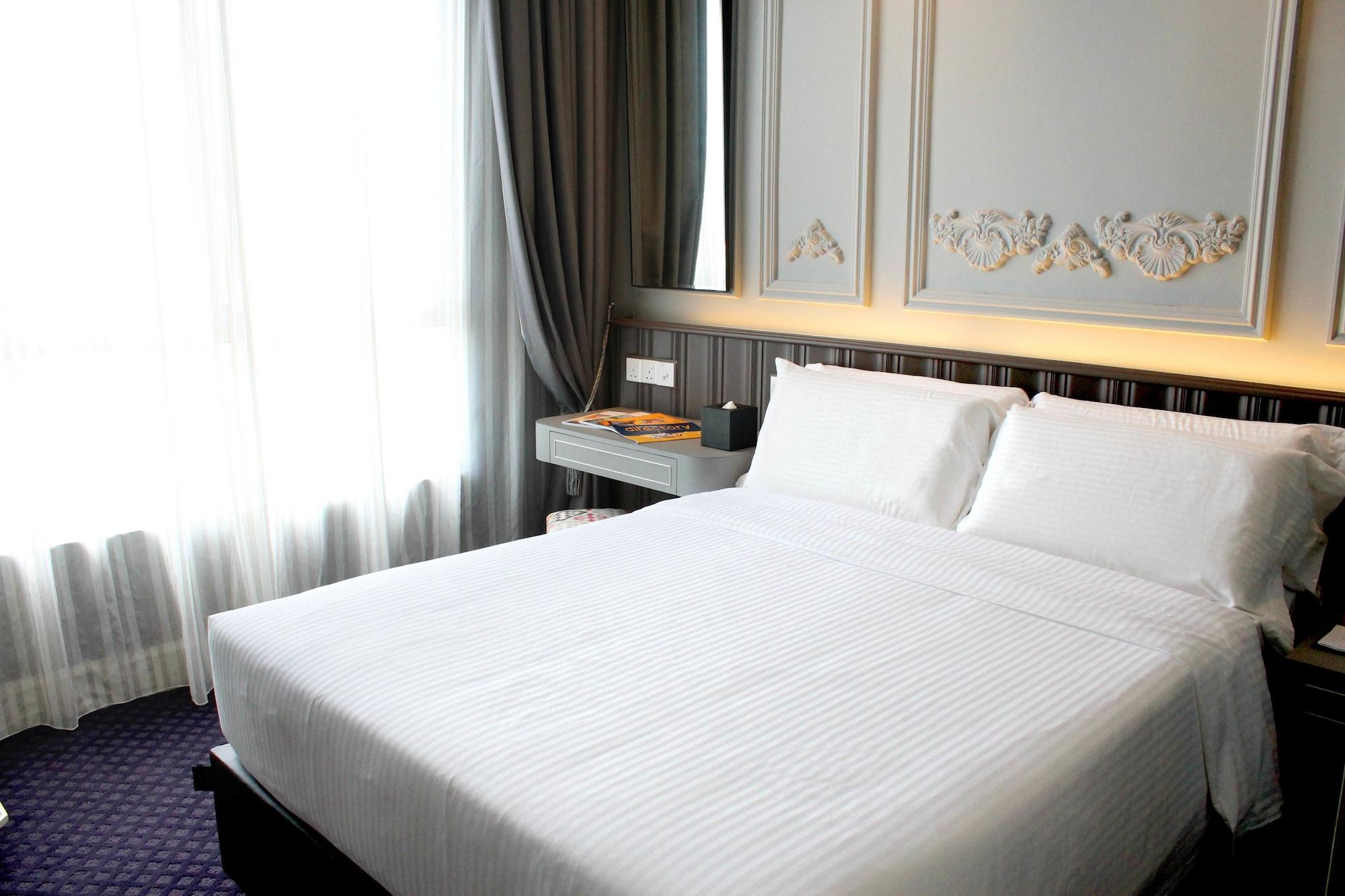 Hatten Place Melaka Zewnętrze zdjęcie A bed with white sheets