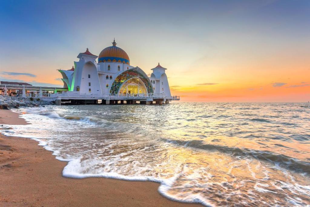 Hatten Place Melaka Zewnętrze zdjęcie The mosque at sunset