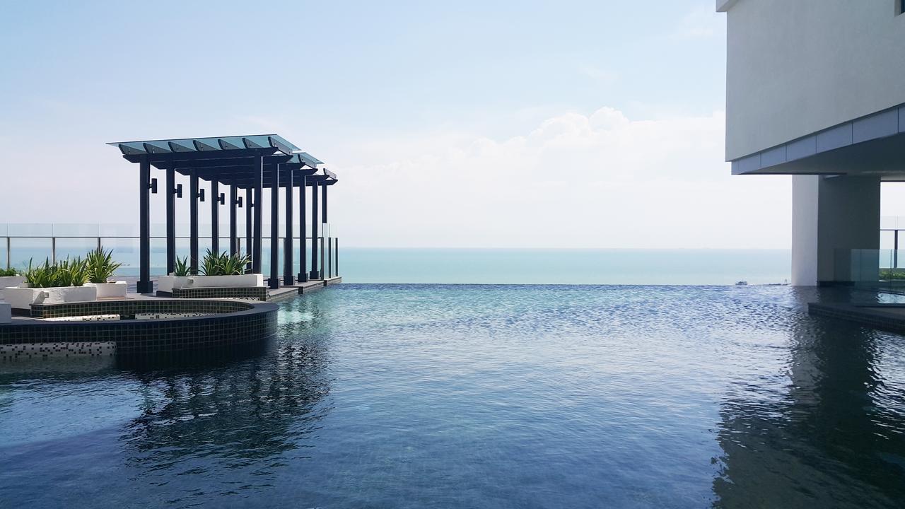 Hatten Place Melaka Zewnętrze zdjęcie Infinity pool at the 33rd floor of The View