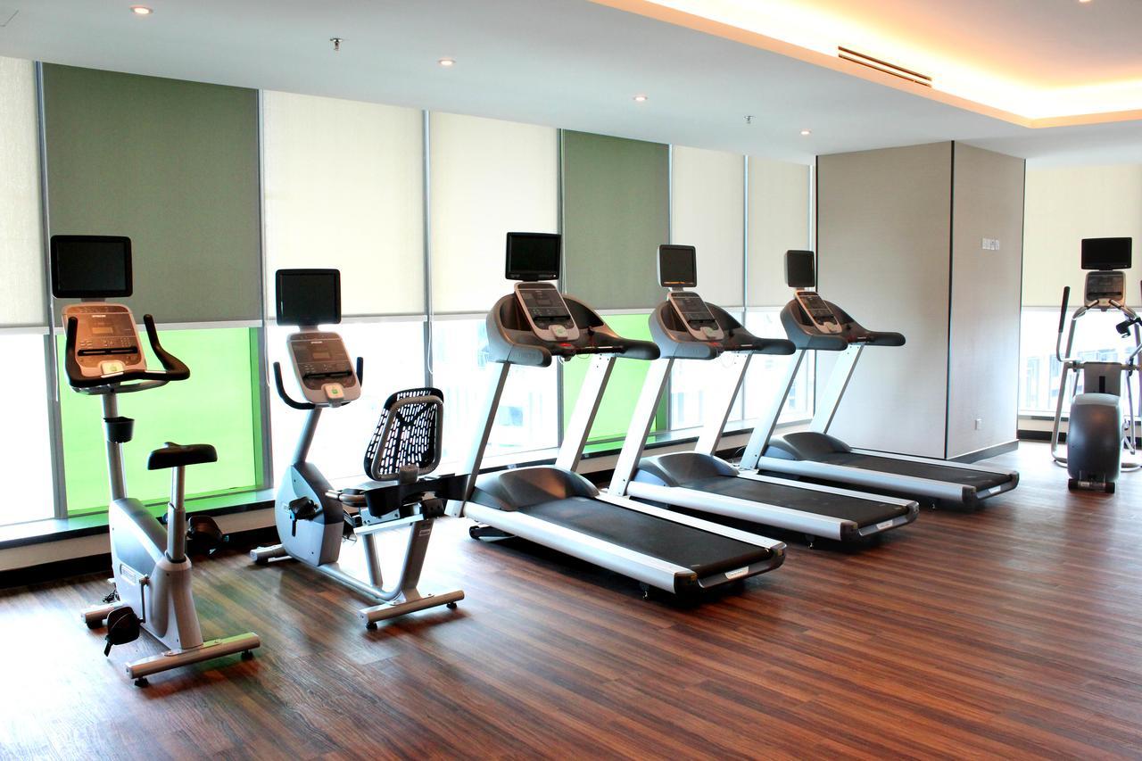 Hatten Place Melaka Zewnętrze zdjęcie A row of treadmills