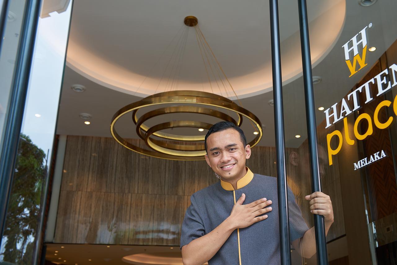Hatten Place Melaka Zewnętrze zdjęcie A doorman at the entrance of a hotel in Malaysia.