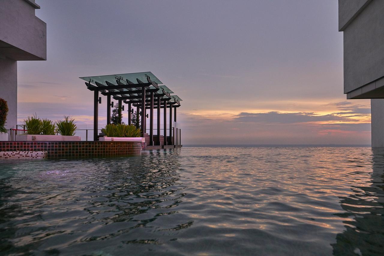 Hatten Place Melaka Zewnętrze zdjęcie Infinity pool at the 39th floor
